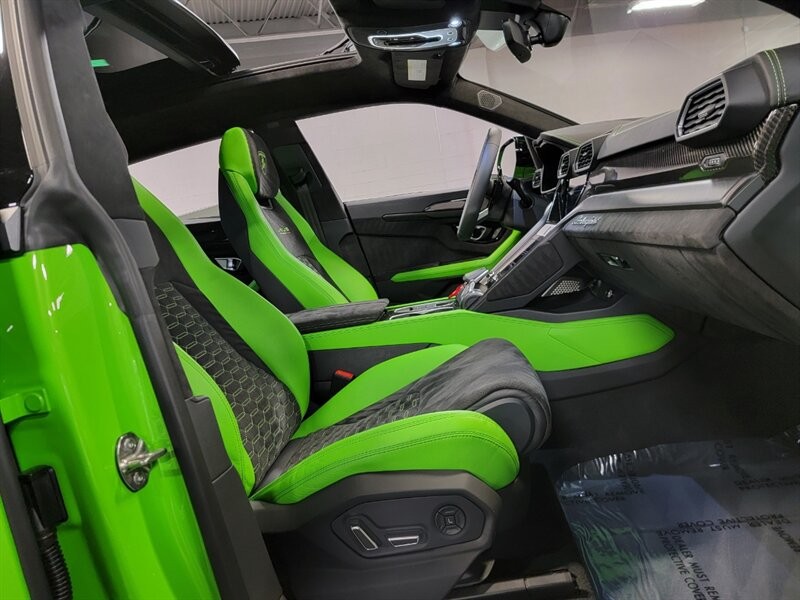 Lamborghini Urus Pearl capsule Vehicle Full-screen Gallery Image 35