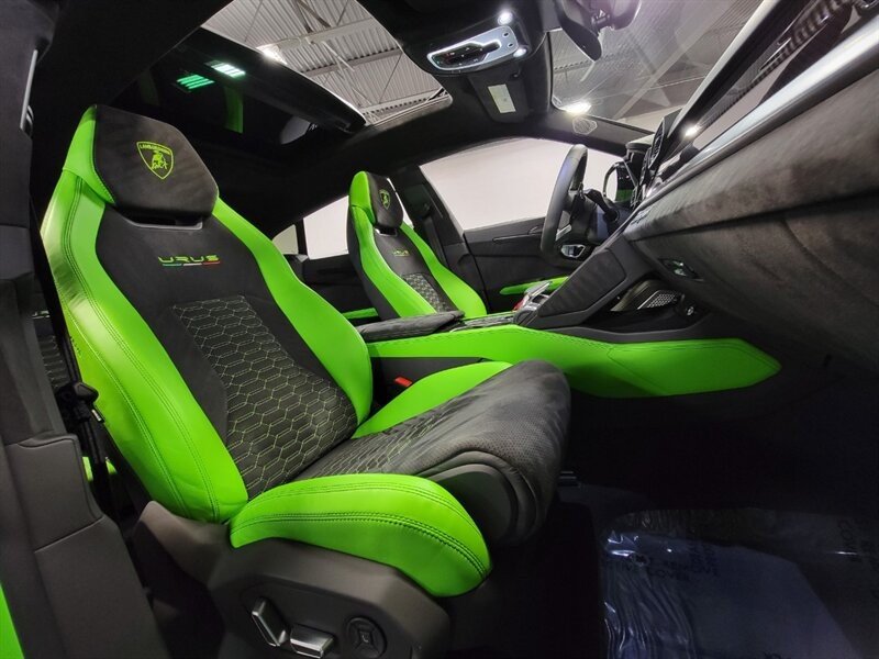 Lamborghini Urus Pearl capsule Vehicle Full-screen Gallery Image 36