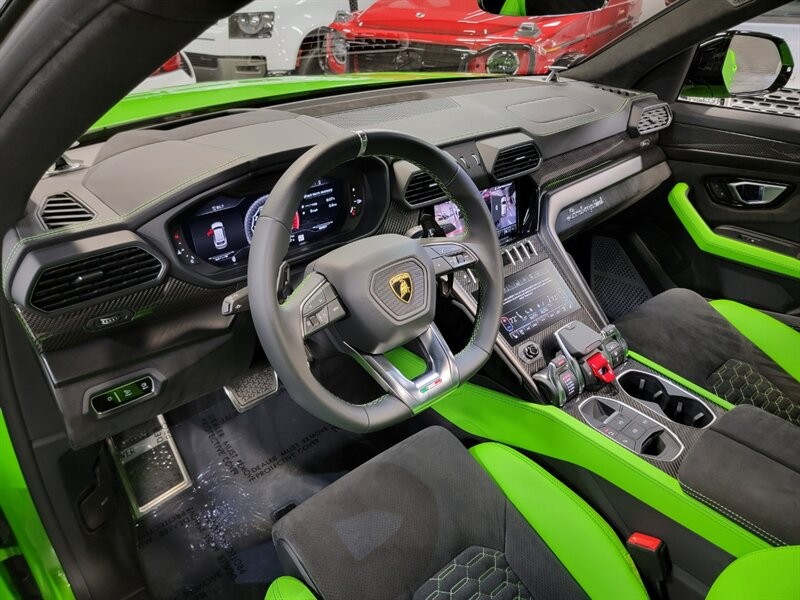 Lamborghini Urus Pearl capsule Vehicle Full-screen Gallery Image 37