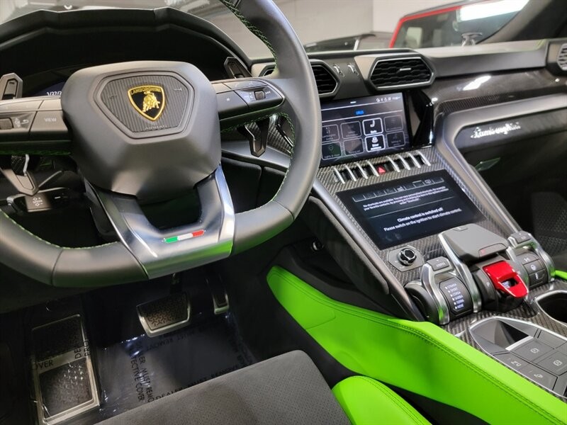 Lamborghini Urus Pearl capsule Vehicle Full-screen Gallery Image 38