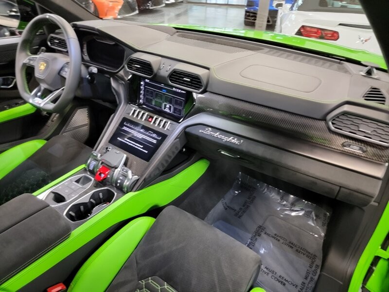 Lamborghini Urus Pearl capsule Vehicle Full-screen Gallery Image 39