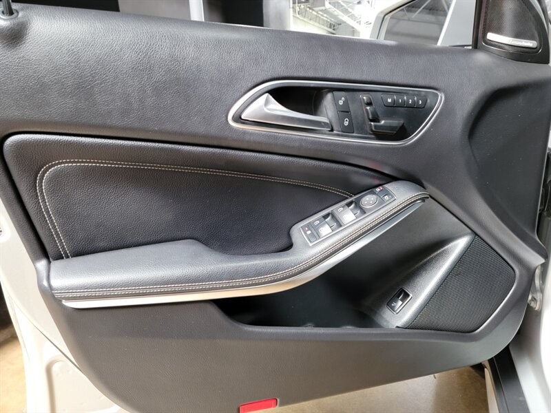 Mercedes-Benz 250 Vehicle Full-screen Gallery Image 16