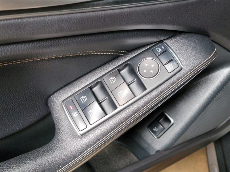 Mercedes-Benz 250 Vehicle Full-screen Gallery Image 17