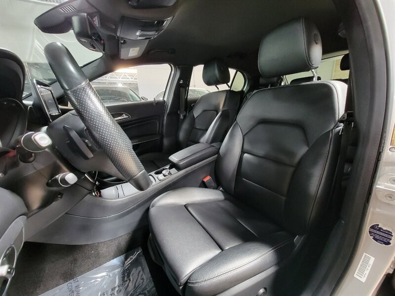 Mercedes-Benz 250 Vehicle Full-screen Gallery Image 21