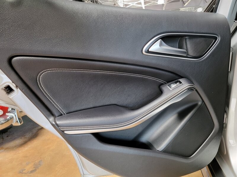 Mercedes-Benz 250 Vehicle Full-screen Gallery Image 22