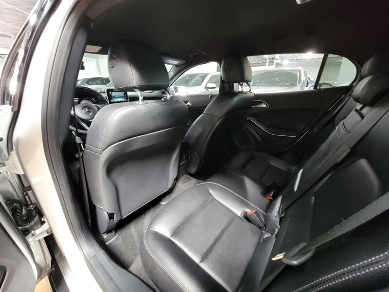 Mercedes-Benz 250 Vehicle Full-screen Gallery Image 23