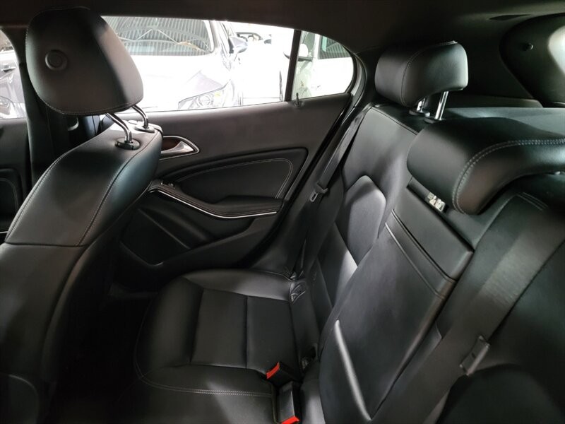 Mercedes-Benz 250 Vehicle Full-screen Gallery Image 24