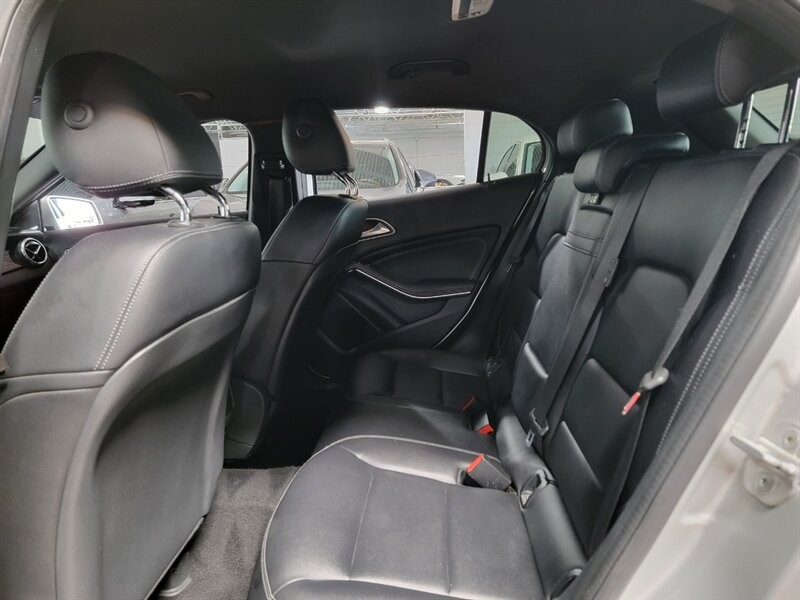 Mercedes-Benz 250 Vehicle Full-screen Gallery Image 25