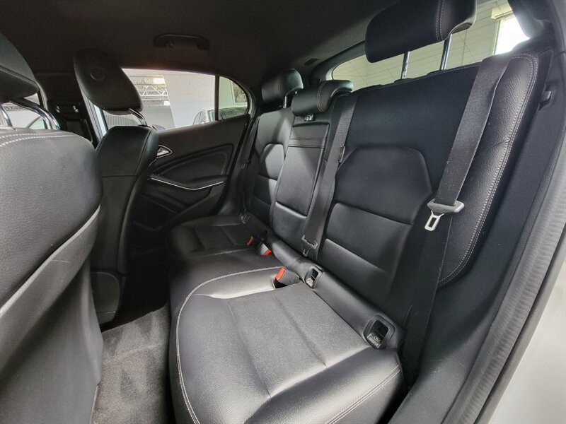 Mercedes-Benz 250 Vehicle Full-screen Gallery Image 26