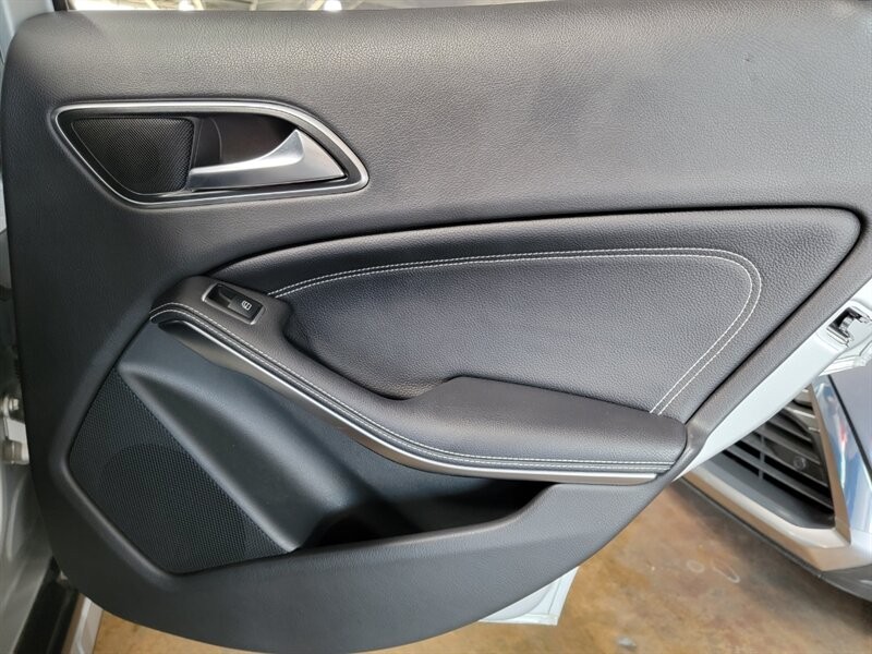 Mercedes-Benz 250 Vehicle Full-screen Gallery Image 27