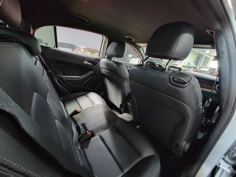 Mercedes-Benz 250 Vehicle Full-screen Gallery Image 28