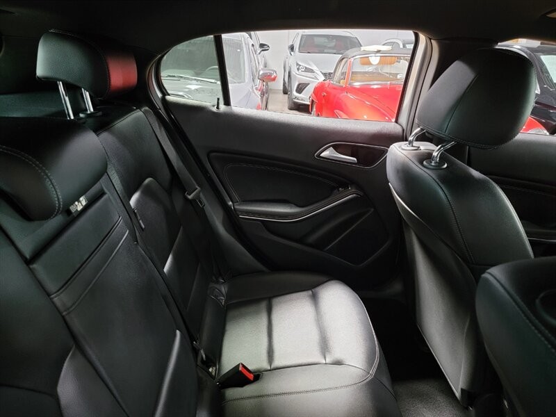 Mercedes-Benz 250 Vehicle Full-screen Gallery Image 29