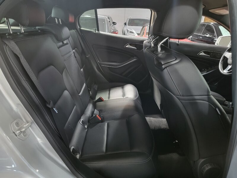 Mercedes-Benz 250 Vehicle Full-screen Gallery Image 30