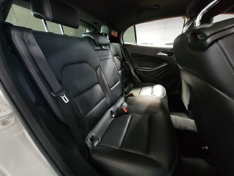 Mercedes-Benz 250 Vehicle Full-screen Gallery Image 31