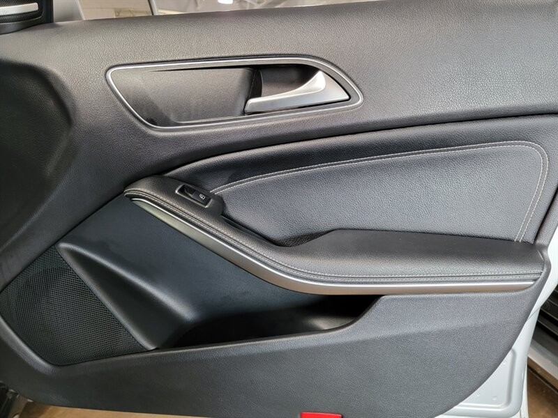 Mercedes-Benz 250 Vehicle Full-screen Gallery Image 32