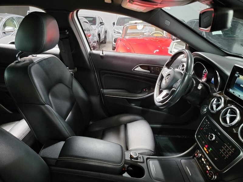 Mercedes-Benz 250 Vehicle Full-screen Gallery Image 33