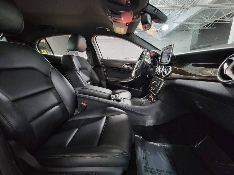 Mercedes-Benz 250 Vehicle Full-screen Gallery Image 34