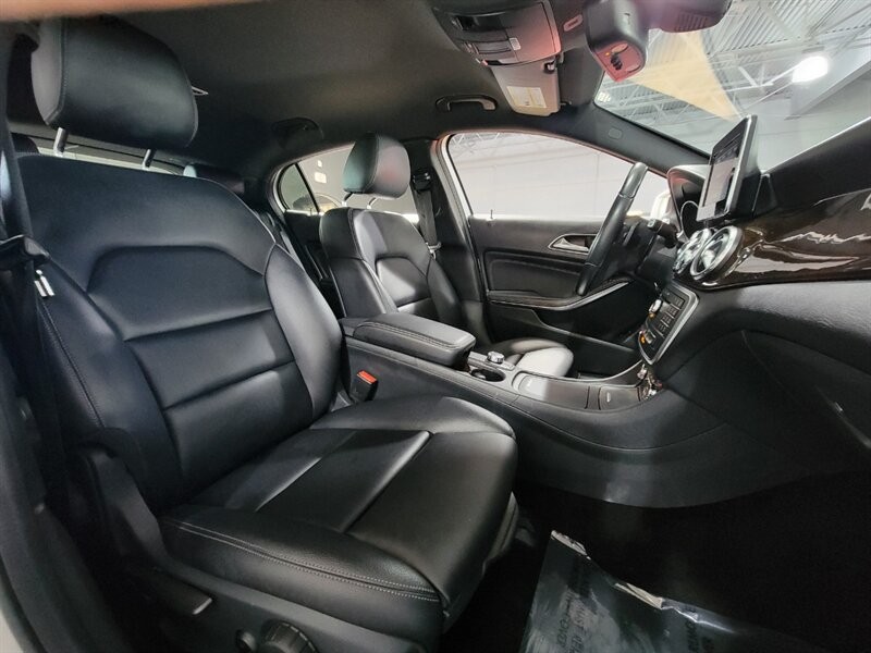 Mercedes-Benz 250 Vehicle Full-screen Gallery Image 35