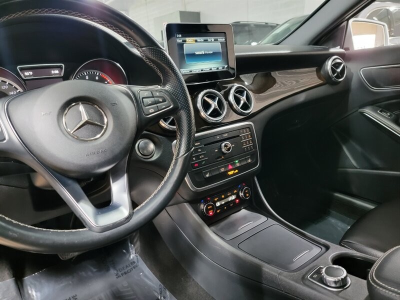 Mercedes-Benz 250 Vehicle Full-screen Gallery Image 37