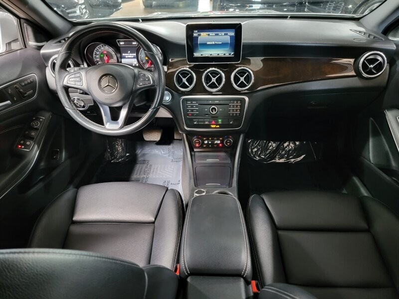 Mercedes-Benz 250 Vehicle Full-screen Gallery Image 39