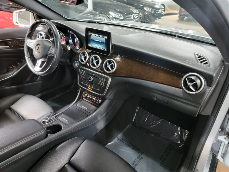 Mercedes-Benz 250 Vehicle Full-screen Gallery Image 40