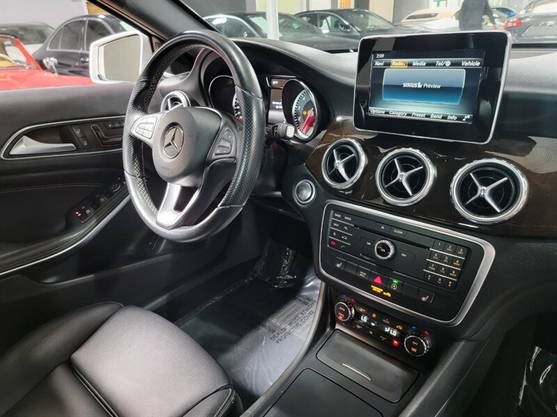 Mercedes-Benz 250 Vehicle Full-screen Gallery Image 41