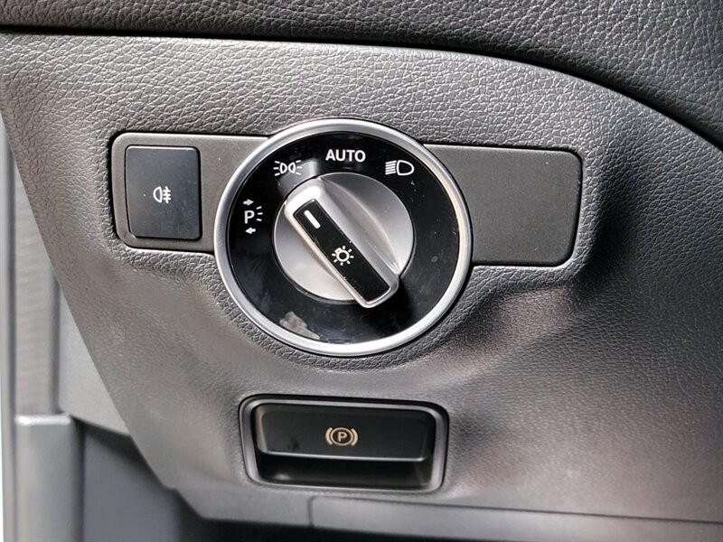 Mercedes-Benz 250 Vehicle Full-screen Gallery Image 42