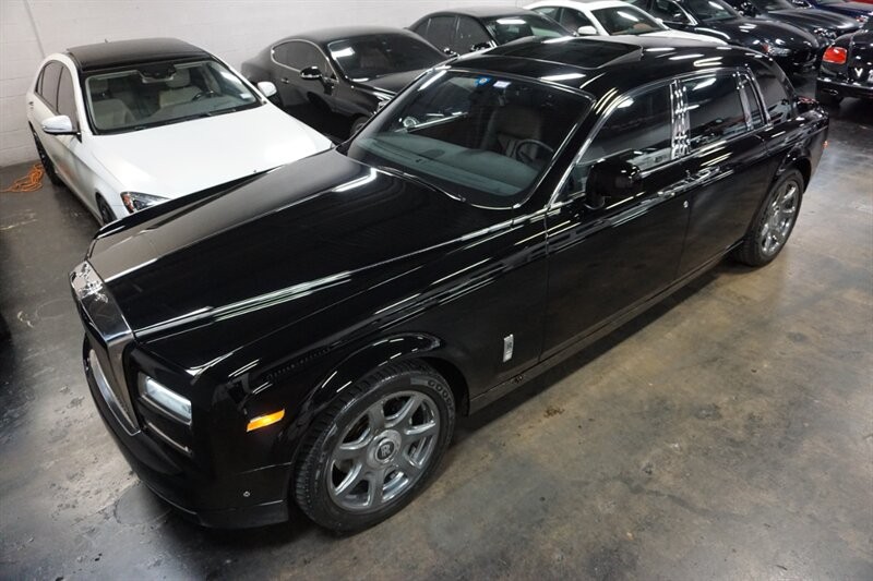 Rolls-Royce Phantom Vehicle Full-screen Gallery Image 03