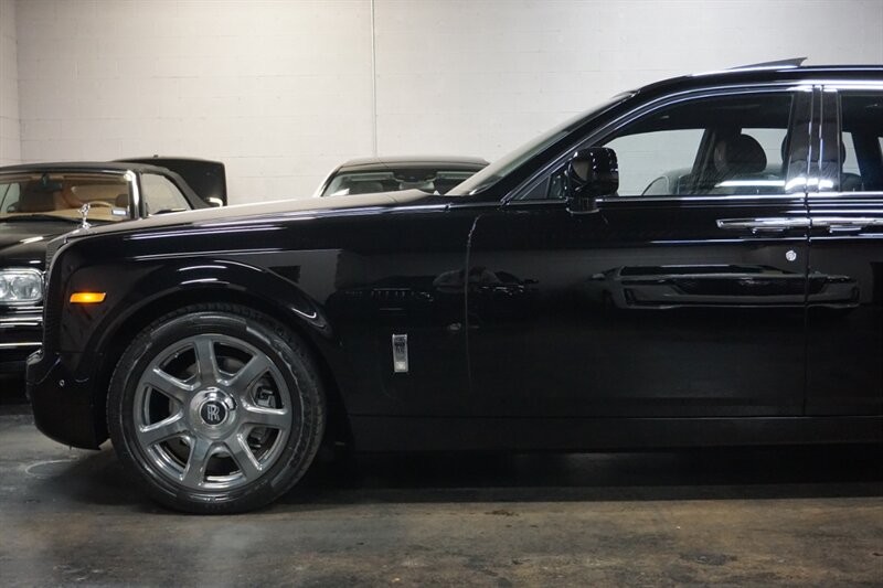 Rolls-Royce Phantom Vehicle Full-screen Gallery Image 04