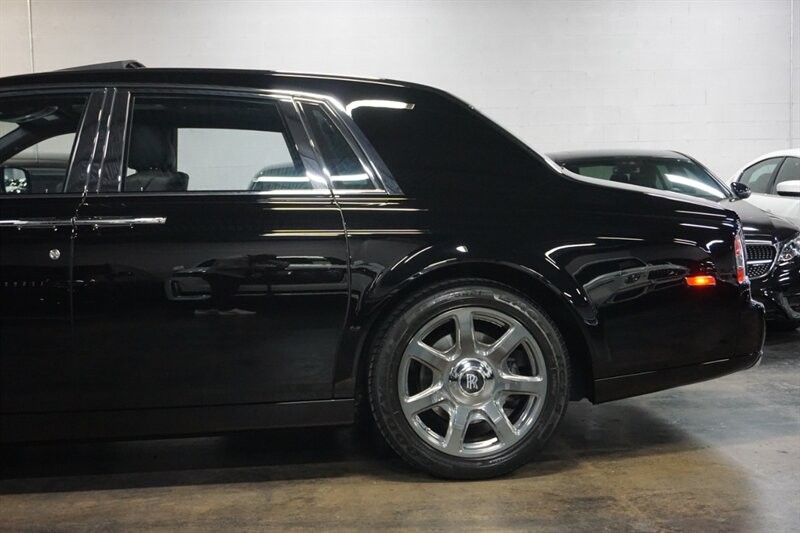 Rolls-Royce Phantom Vehicle Full-screen Gallery Image 05