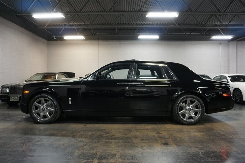 Rolls-Royce Phantom Vehicle Full-screen Gallery Image 06