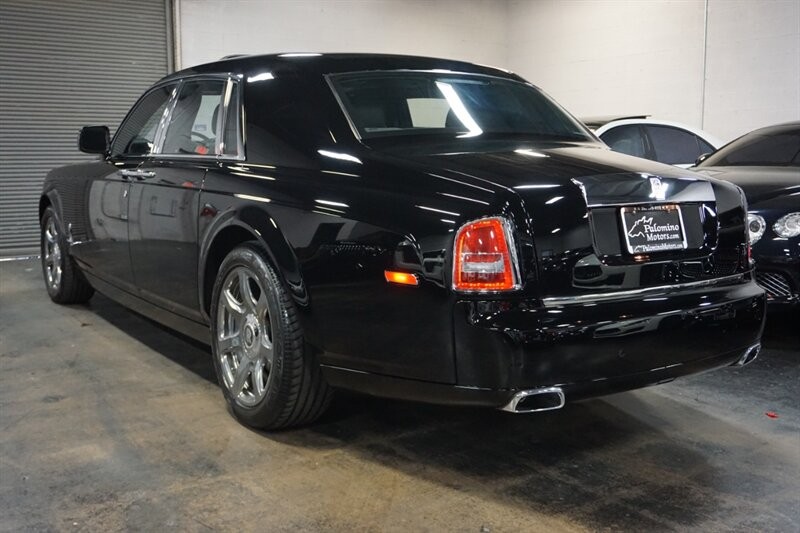 Rolls-Royce Phantom Vehicle Full-screen Gallery Image 07