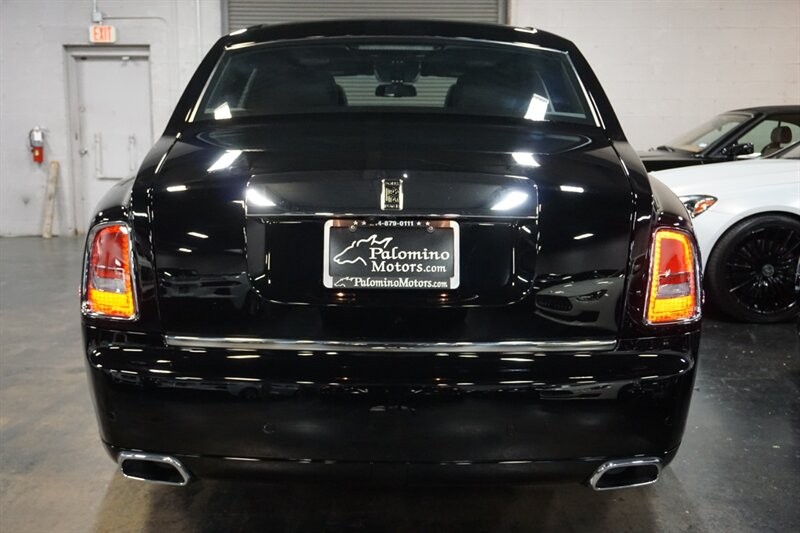 Rolls-Royce Phantom Vehicle Full-screen Gallery Image 09