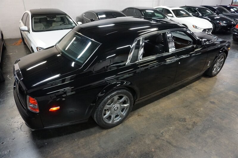 Rolls-Royce Phantom Vehicle Full-screen Gallery Image 11