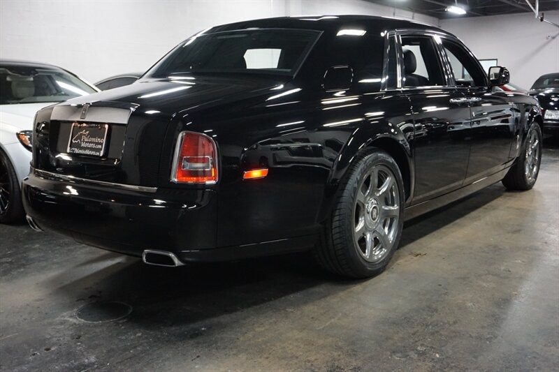 Rolls-Royce Phantom Vehicle Full-screen Gallery Image 12