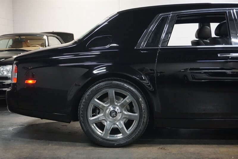 Rolls-Royce Phantom Vehicle Full-screen Gallery Image 13