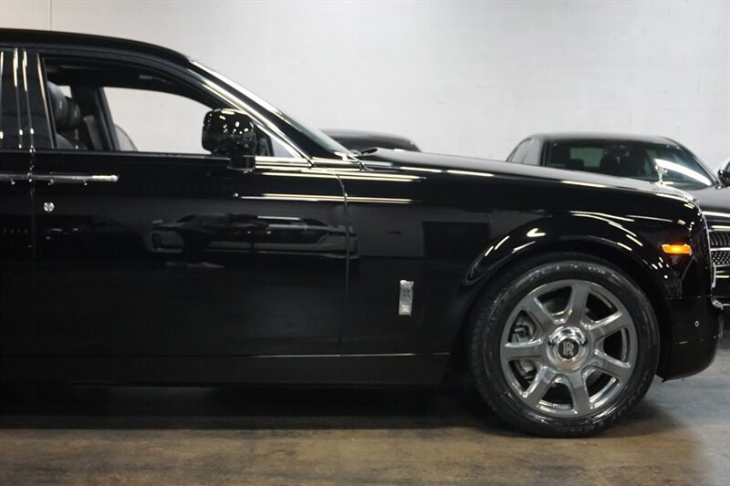 Rolls-Royce Phantom Vehicle Full-screen Gallery Image 14