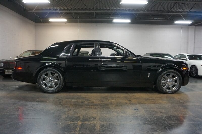 Rolls-Royce Phantom Vehicle Full-screen Gallery Image 15