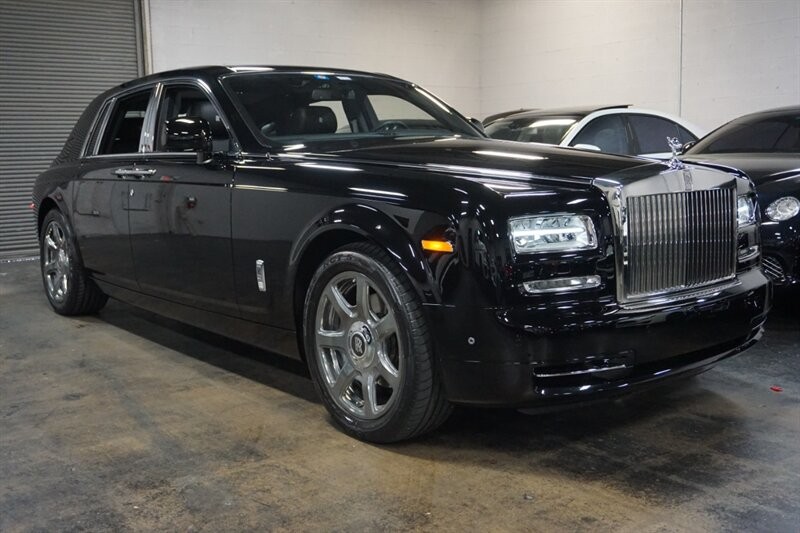 Rolls-Royce Phantom Vehicle Full-screen Gallery Image 16