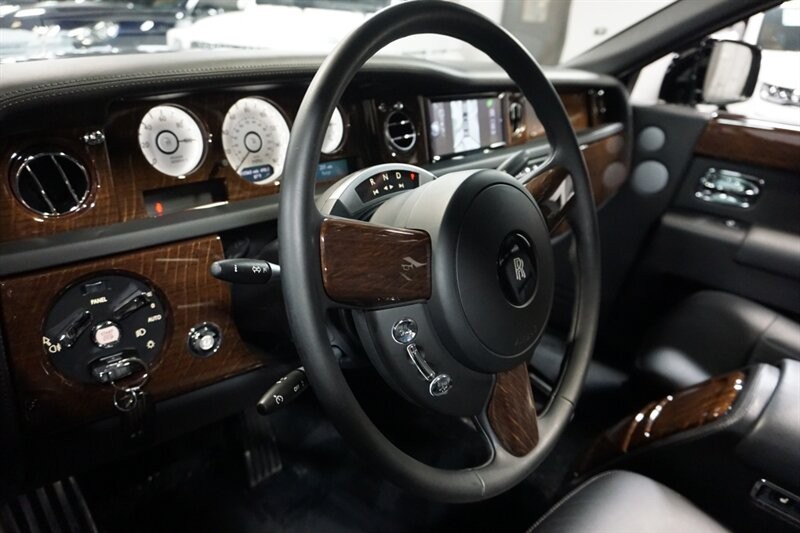 Rolls-Royce Phantom Vehicle Full-screen Gallery Image 18