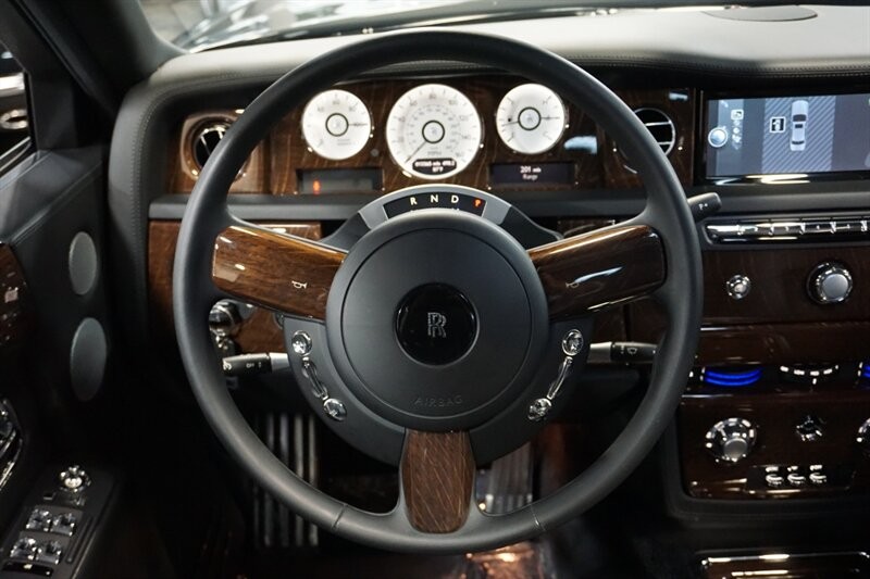 Rolls-Royce Phantom Vehicle Full-screen Gallery Image 19