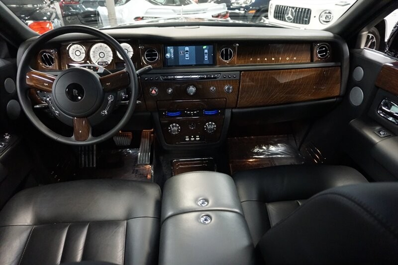 Rolls-Royce Phantom Vehicle Full-screen Gallery Image 20