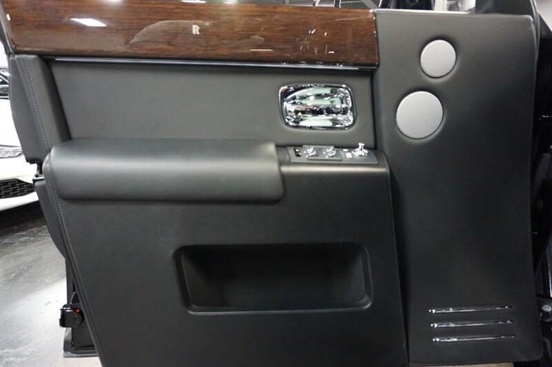 Rolls-Royce Phantom Vehicle Full-screen Gallery Image 21