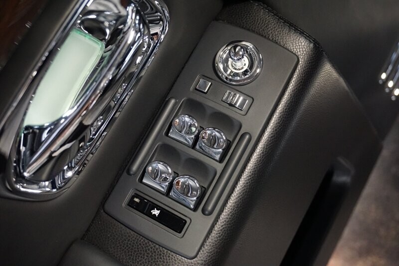 Rolls-Royce Phantom Vehicle Full-screen Gallery Image 22