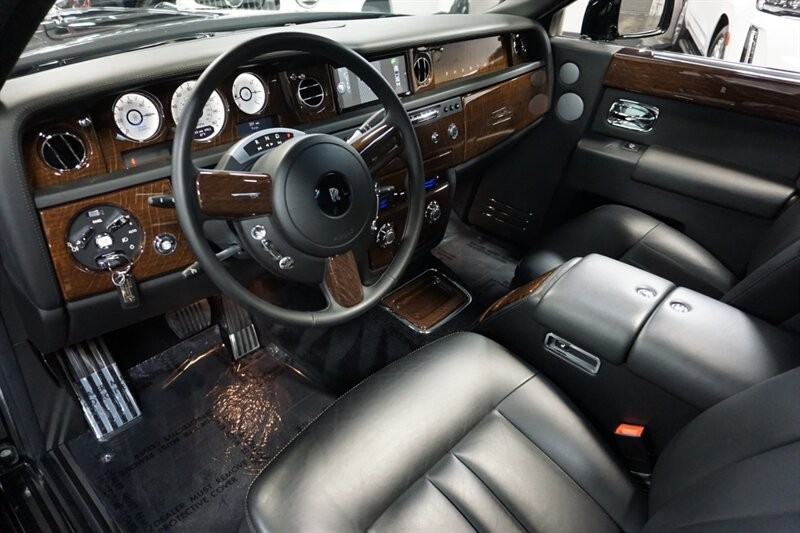 Rolls-Royce Phantom Vehicle Full-screen Gallery Image 23