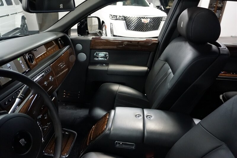 Rolls-Royce Phantom Vehicle Full-screen Gallery Image 24