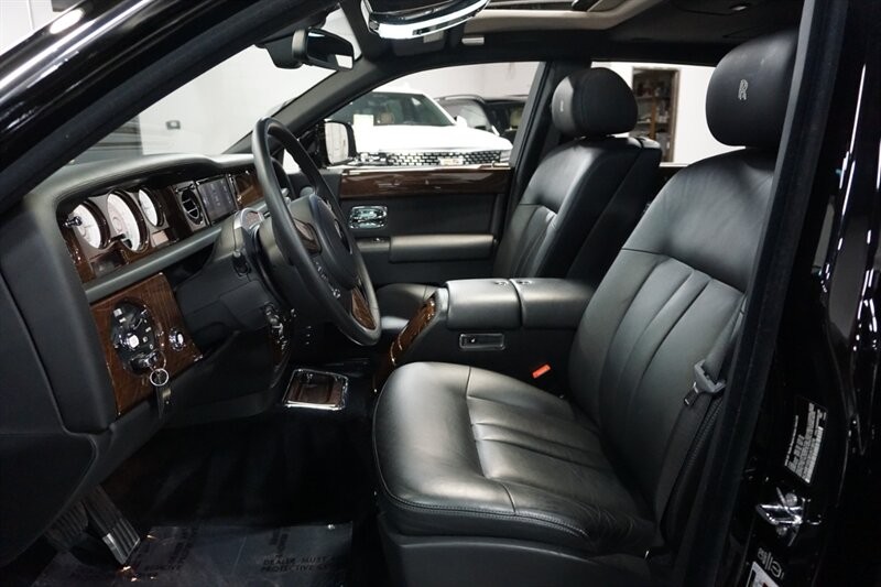 Rolls-Royce Phantom Vehicle Full-screen Gallery Image 25