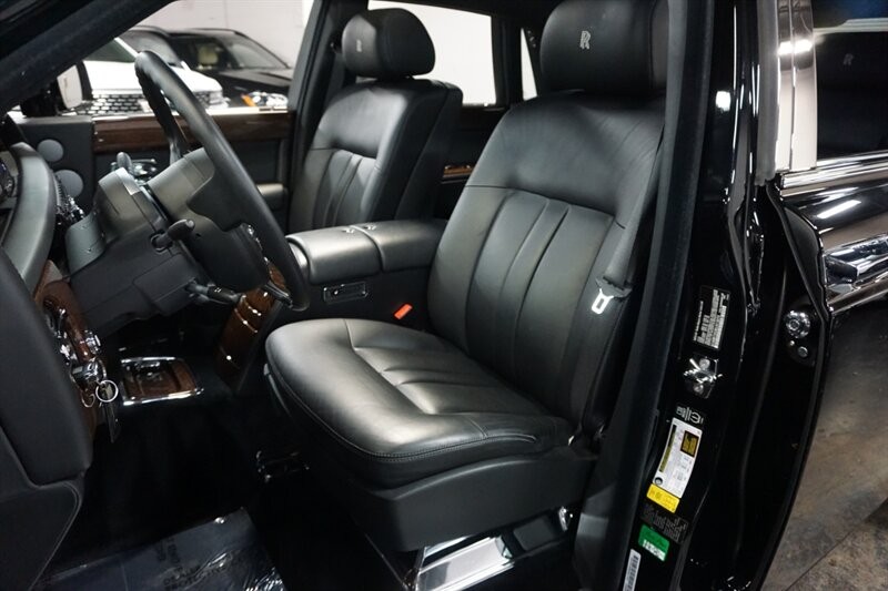 Rolls-Royce Phantom Vehicle Full-screen Gallery Image 26