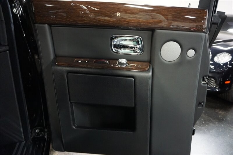 Rolls-Royce Phantom Vehicle Full-screen Gallery Image 27