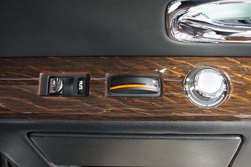 Rolls-Royce Phantom Vehicle Full-screen Gallery Image 28